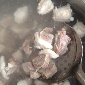 羊肉冷水下锅飞水，捞出沥干水分