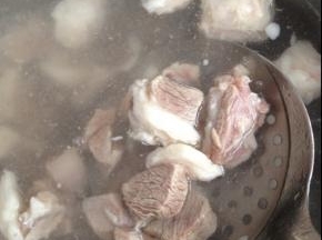 羊肉冷水下锅飞水，捞出沥干水分