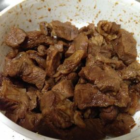 飞水的羊肉让入生抽，老抽，白酒和胡椒粉腌制1个小时以上