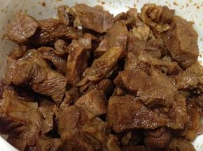 飞水的羊肉让入生抽，老抽，白酒和胡椒粉腌制1个小时以上