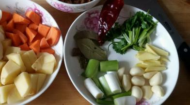 胡萝卜，土豆和洋葱洗净切成块，葱姜切好备用，准备好所需的备料