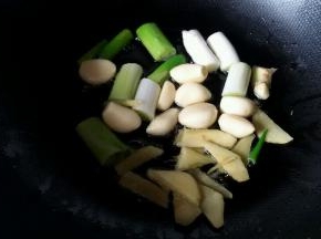 锅内放油，油热之后放入葱蒜姜煸炒出香味
