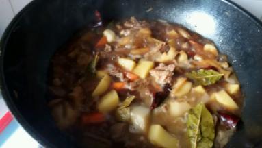 放入胡萝卜，土豆和洋葱，小火煮半个小时