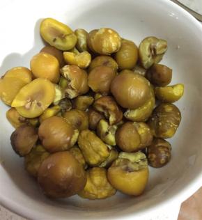 板栗用水煮5分钟，煮好之后剥壳备用
