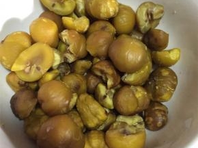 板栗用水煮5分钟，煮好之后剥壳备用