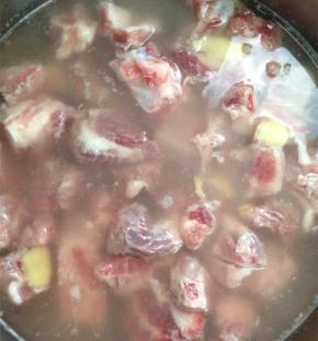 排骨冷水下锅，加姜片煮开，撇去血沫。捞出来清洗干净