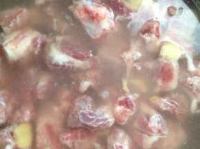 排骨冷水下锅，加姜片煮开，撇去血沫。捞出来清洗干净