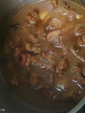 加入没过排骨的开水，大火煮开之后转小火煮1个小时