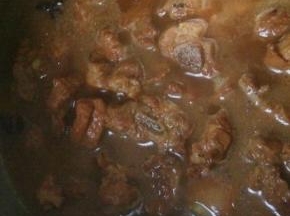 加入没过排骨的开水，大火煮开之后转小火煮1个小时