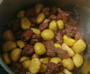 倒入板栗煮半个小时