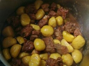 倒入板栗煮半个小时