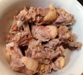 鸭子捞出来将表面冲洗干净