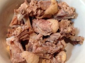 鸭子捞出来将表面冲洗干净