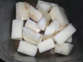 山药去皮切成块，放入水中备用