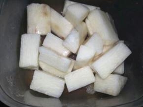 山药去皮切成块，放入水中备用