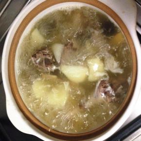 山药放入砂锅中，盖上盖，小火煮20分钟左右