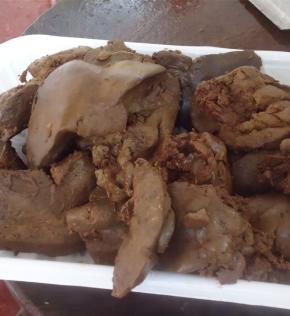 买来的卤水鸭肝简单的清洗一下，切成块状，不要切得太薄，容易散掉