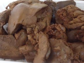 买来的卤水鸭肝简单的清洗一下，切成块状，不要切得太薄，容易散掉