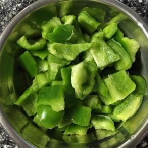 青椒洗净去籽切成块状