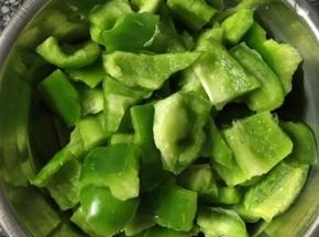 青椒洗净去籽切成块状