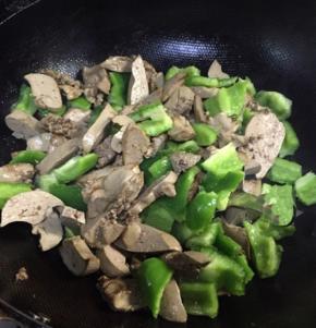 鸭肝入锅，倒入生抽，盐和鸡精，翻炒均匀就可以出锅了