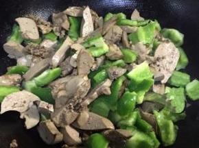 鸭肝入锅，倒入生抽，盐和鸡精，翻炒均匀就可以出锅了