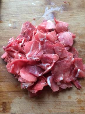 羊肉洗净切片备用