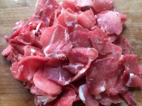 羊肉洗净切片备用