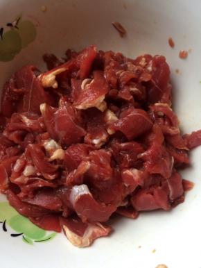 切好的羊肉放入1勺生抽和1勺料酒腌制30分钟