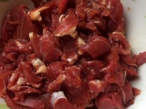 切好的羊肉放入1勺生抽和1勺料酒腌制30分钟