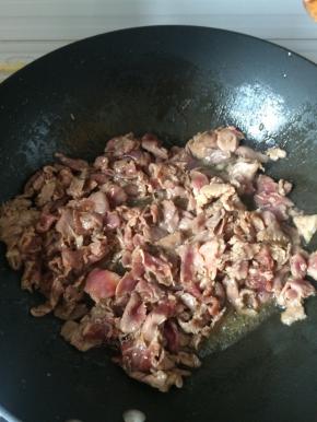 锅内放油，油热之后放入肉片翻炒至变色