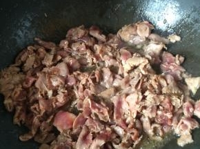 锅内放油，油热之后放入肉片翻炒至变色