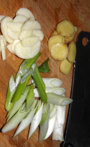 姜葱蒜切好备用