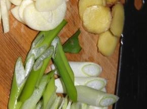 姜葱蒜切好备用