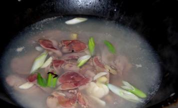 鸭肝放入卤水中，加入适量的料酒大火煮至鸭肝8分熟就可以关火