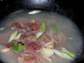 鸭肝放入卤水中，加入适量的料酒大火煮至鸭肝8分熟就可以关火