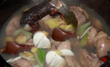 用余热将鸭肝焖熟，鸭肝在卤汁中浸泡1夜