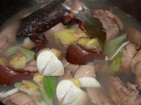 用余热将鸭肝焖熟，鸭肝在卤汁中浸泡1夜