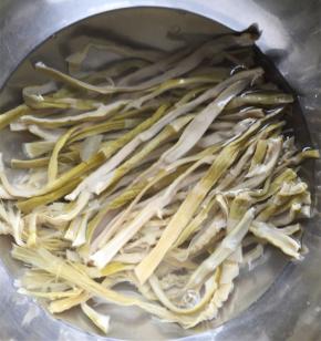 笋干提前在热水浸泡30分钟