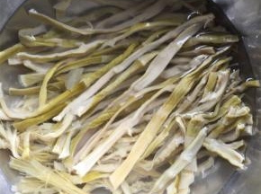 笋干提前在热水浸泡30分钟