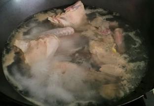 老鸭洗净切成块状，冷水下锅焯水，煮开之后撇掉血沫