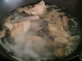 老鸭洗净切成块状，冷水下锅焯水，煮开之后撇掉血沫