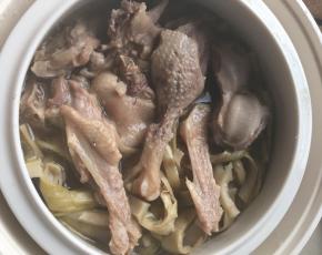 倒入料酒，放笋干和姜片，武火烧开