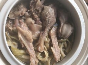 倒入料酒，放笋干和姜片，武火烧开