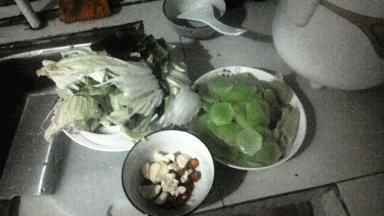 白菜手撕成片，生姜、大蒜、莴笋切片，小米辣切圈备用