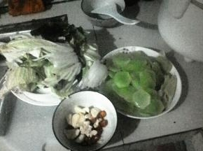 白菜手撕成片，生姜、大蒜、莴笋切片，小米辣切圈备用