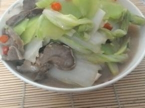 油锅加热，倒入姜蒜小米辣炒香，下猪舌片爆炒，炒成7成熟后放莴笋和白菜一起翻炒，出锅前加盐调味