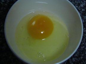 取一干净小碗，打入一颗鸡蛋