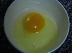 取一干净小碗，打入一颗鸡蛋