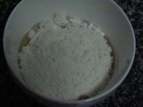 放上适量面粉和盐